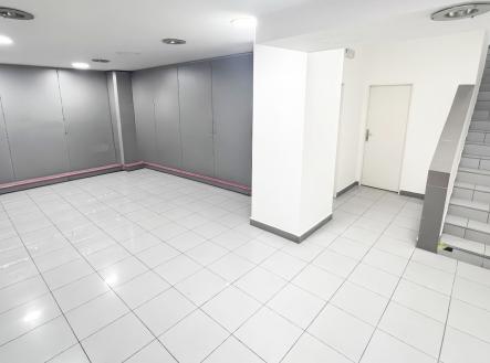 Pronájem - obchodní prostor, 378 m²