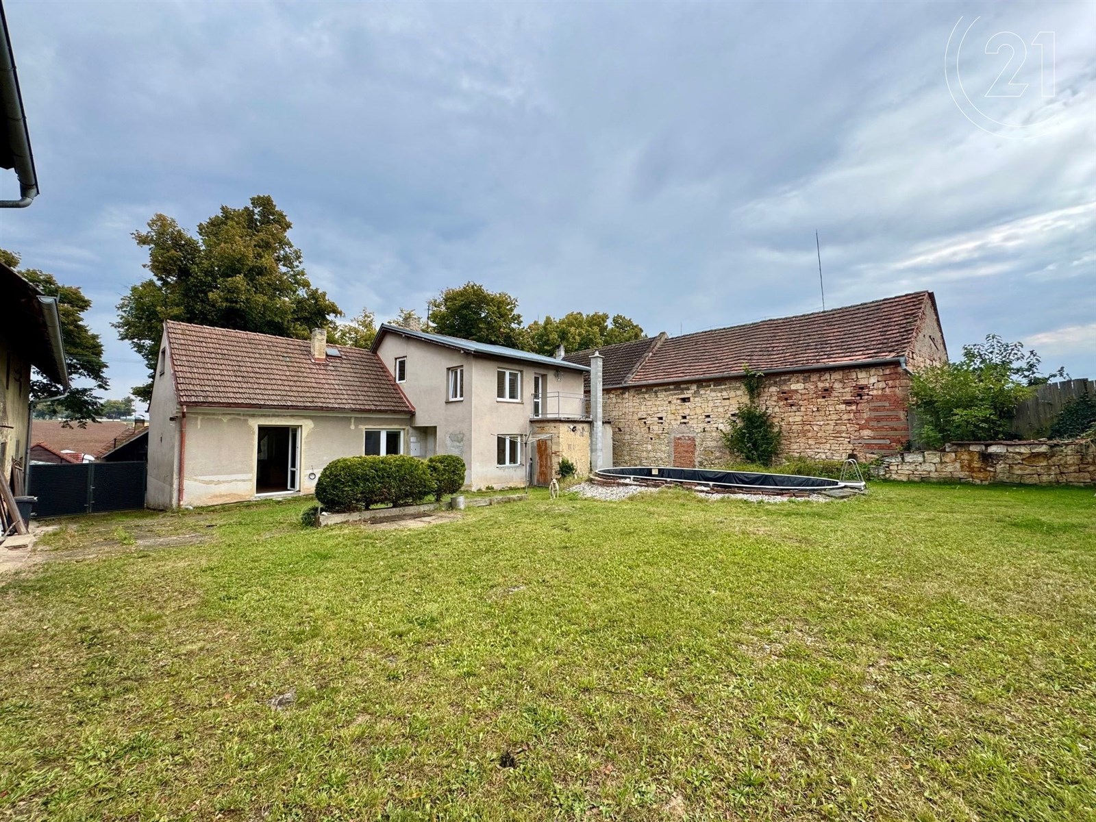 pohled na dům ze zahrady