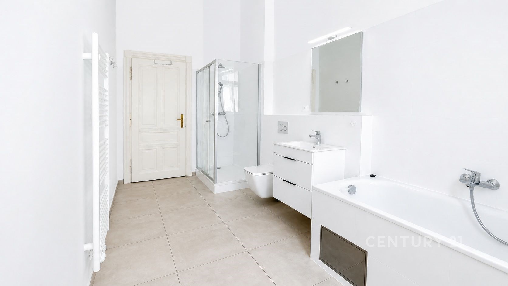 Světlá koupelna s moderními prvky, jako je sprchový kout, vana a dlažba. Prostorná dispozice a elegantní bílý nábytek zajišťují komfort.