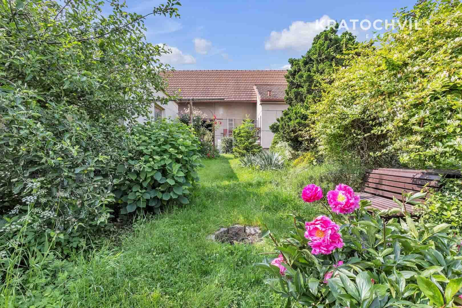 RD 4+1/G, Poříčany, okr. Kolín, zahrada, vlak do Prahy