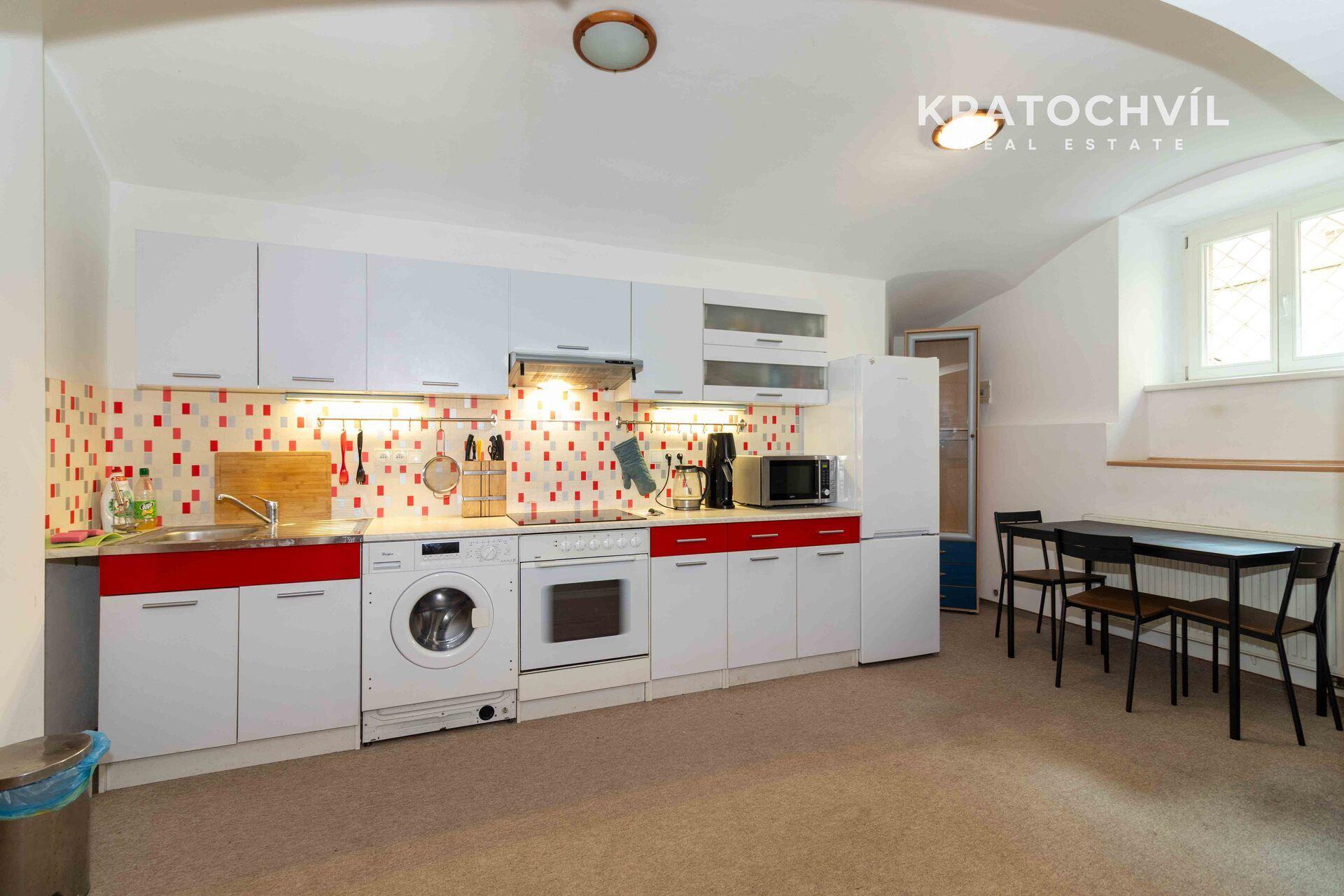 1+kk, 50 m2, Praha 8 - Karlín, snížené přízemí