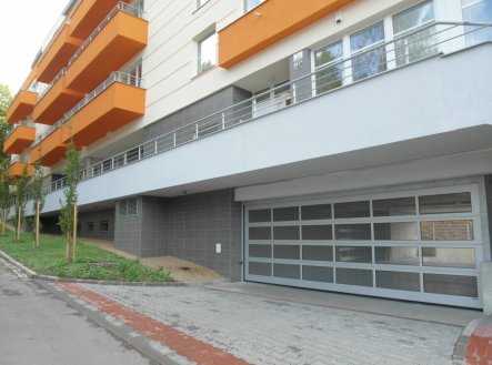 BEZSTAROSTNÉ PARKOVÁNÍ V BRNĚ-ČERNÝCH POLÍCH – GARÁŽOVÉ STÁNÍ NA UL. KOTĚROVA K PRONÁJMU