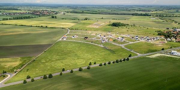 Geosan Development dokončil další etapu zasíťování v Choťánkách u Poděbrad. Na prodej zbývají poslední stavební parcely