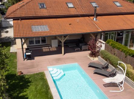 Prodej rodinného domu 5+kk (158m2), zahrada (372m2) s vyhřívaným bazénem, garáž