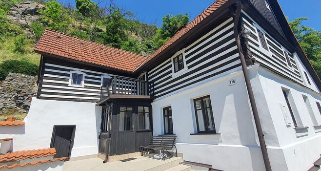 Třebušín - Prodej roubenky na krásném místě, včetně velkého pozemku s možností výstavby