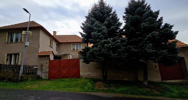Stradonice - Peruc prodej RD , zahrada se stodolou, 2x garáž, pozemek celkem 1141m2