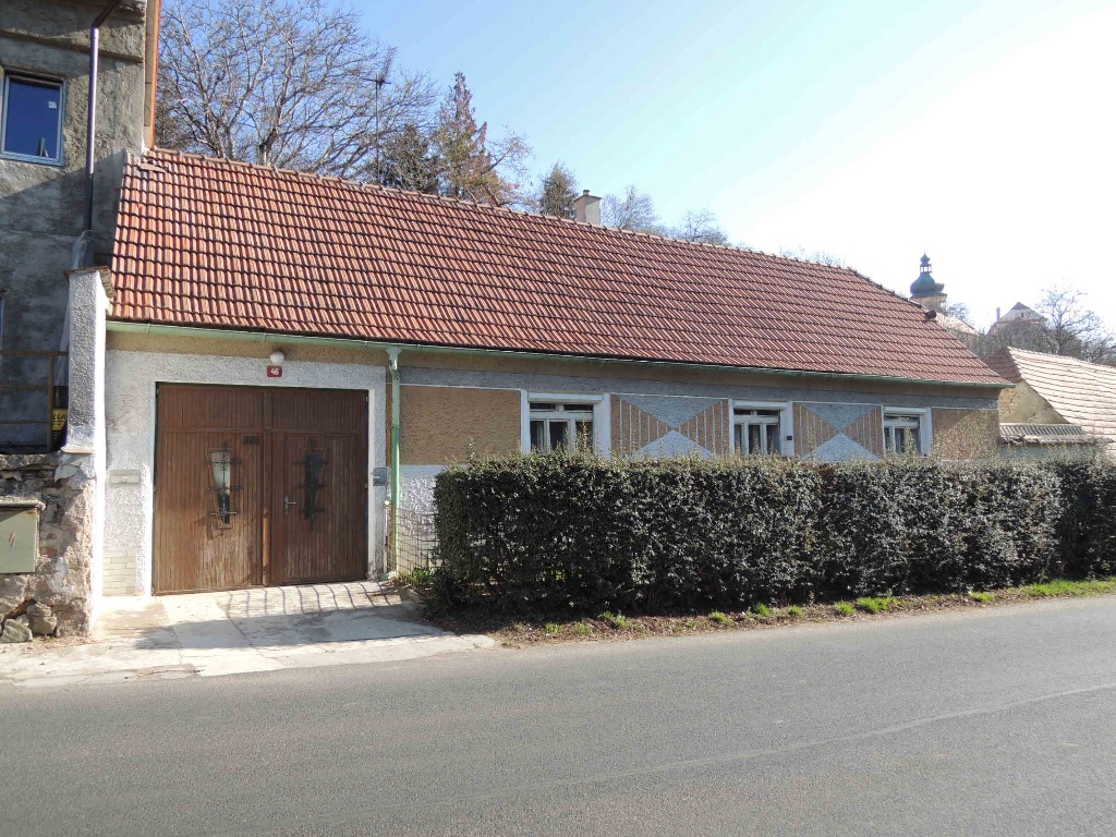 Stavba původního domu na úpatí jihozápadního svahu pod zámkem Nový Hrad. 