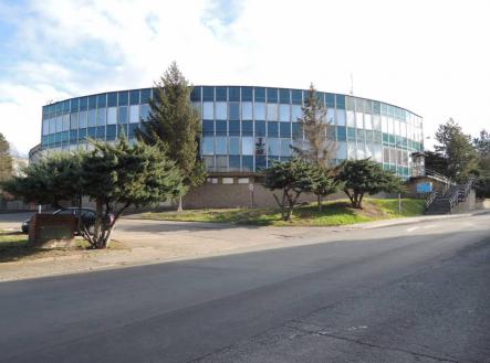 Dvoupodlažní budova s garážemi a sklady, pozemek 5.399 m2, Louny