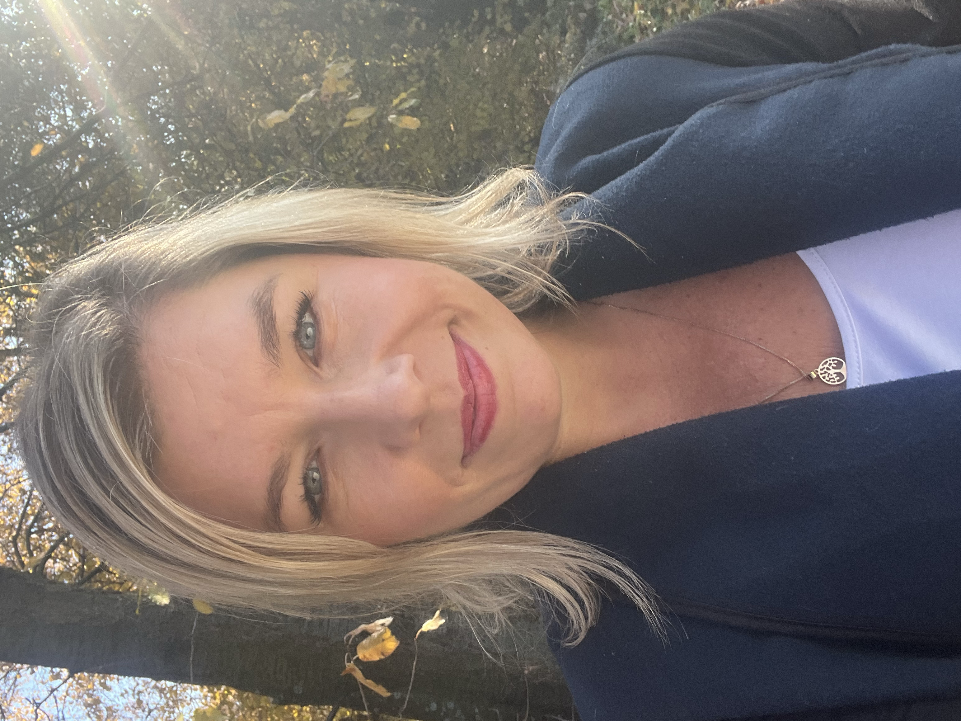 Pronájem krásného bytu o velikosti 110 m2 s terasou, velkou zahradou a garáží v blízkosti metra. Nabízíme k pronájmu krásný byt v ulici U Nikolajky. Byt má velkou vstupní halu. Pronajímá se zařízený značkovým nábytkem. V kuchyně naleznete kuchyňskou linku Sýkora s kvalitními spotřebiči značky Miele a Kuppersbusch. Obývací pokoj je zařízen Natuzzi sedačkou. Nadstandartně velká ložnice, kde je krom postele velká šatní skříň a spousta úložného prostoru. Další menší ložnice má vestavěnou skříň. Z obývacího pokoje je výstup na zahradu, která skýtá prostor pro příjemné posezení. Zahrada je dostatečně velká pro trampolínu i nadzemní bazén. Koupelna disponuje sprchovým koutem i vanou. V bytě jsou dvě WC, jedno v koupelně, další samostatně. Jednotlivé pokoje jsou neprůchozí. Podlahy jsou kryty parketami. Byt má videotelefon. Vjezd do garáže je na dálkové ovládání. Výhodou je velmi klidná lokalita, v blízkosti parku a dochozí vzdálenosti na metro, zdravotnické středisko a nákupní centrum Nový Smíchov.